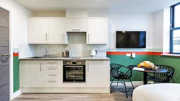 Habitación urbana | Cocina privada | Refrigerador, microondas, horno y parrilla de estufa