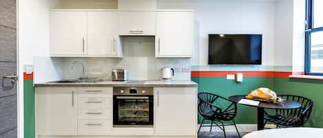 City Room | Private kitchen | Fridge, microwave, oven, coffee/tea maker