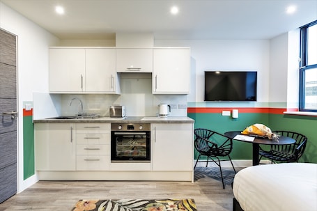 City Room | Private kitchen | Fridge, microwave, oven, stovetop