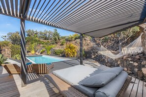 Een buitenzwembad, een verwarmd zwembad