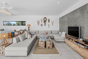 Smart-tv, boeken en een stereo