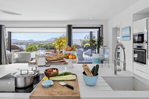 Een koelkast, een magnetron, een oven, een kookplaat