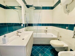 Appartement | Salle de bain | Baignoire et douche séparées, séchoir à cheveux, bidet, shampooing