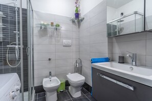Apartamento | Banheiro | Chuveiro, secador de cabelo, bidê 