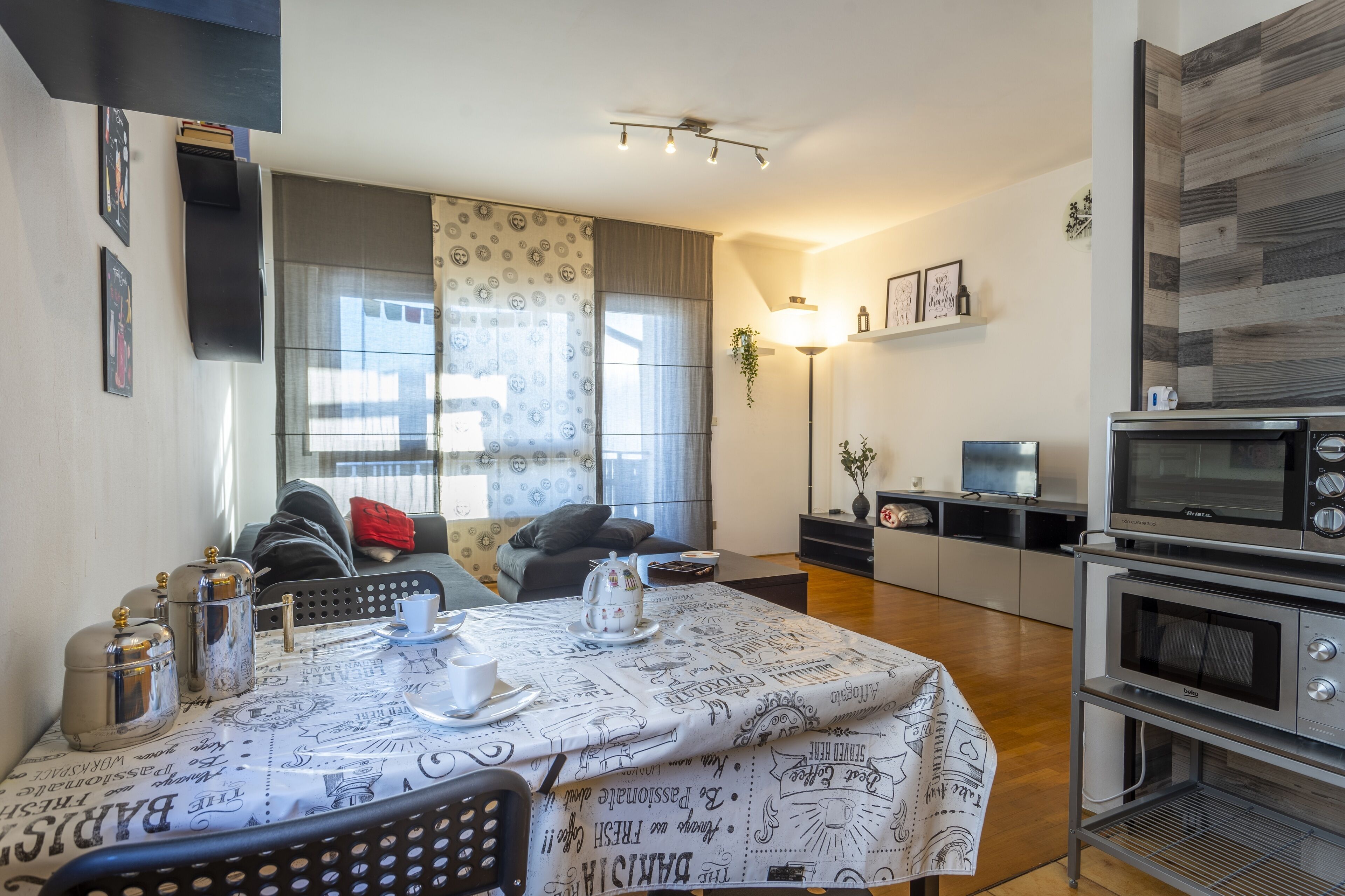 Apartment | Wohnbereich | 29-Zoll-Flachbildfernseher mit Digitalempfang, Fernseher