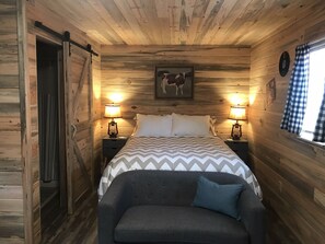 Tabla de planchar con plancha, wifi gratis y ropa de cama 