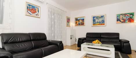 Departamento (Two-Bedroom Apartment) | Sala de estar