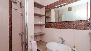 Apartment (Two-Bedroom Apartment) | Bathroom | Shower, towels