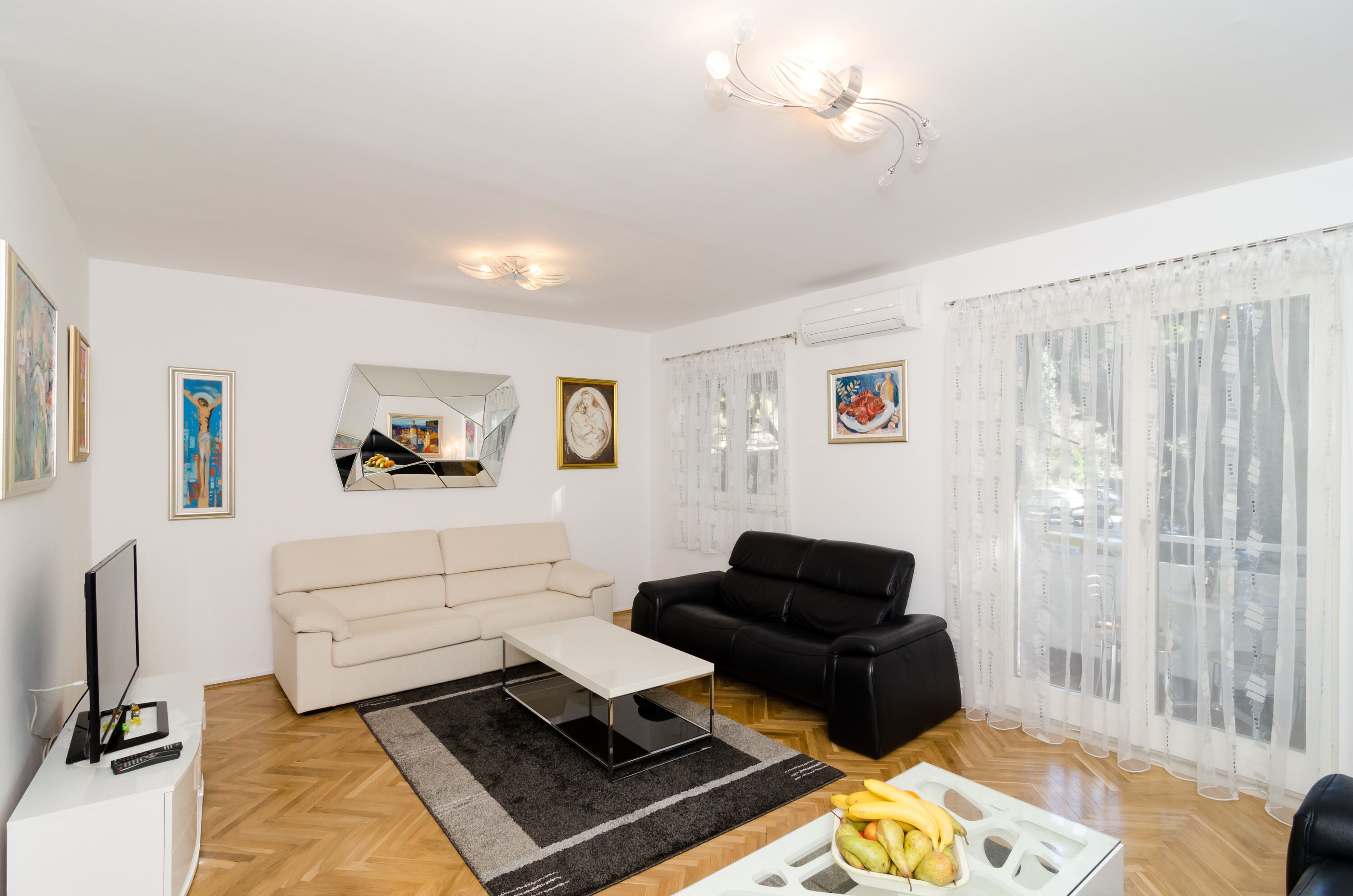 公寓 (Two-Bedroom Apartment) | 客厅