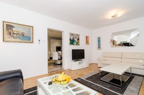 Lägenhet (Two-Bedroom Apartment) | Vardagsrum