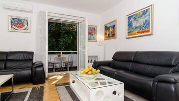Apartment (Two-Bedroom Apartment) | Wohnzimmer