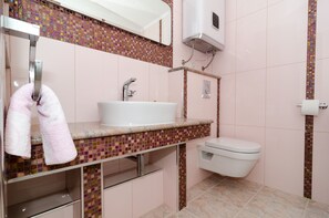 Apartemen (Two-Bedroom Apartment) | Kamar mandi | Shower dan handuk