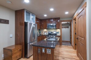 Een koelkast, een magnetron, een oven, een kookplaat