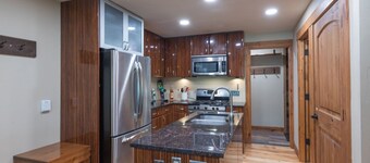 Walk to Base & Lifts, Historic Main Street, Starbucks, Grocery, Cole Sport, On Free Bus Line!