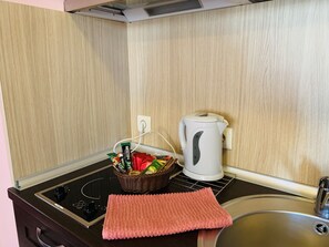 Appartement | Cuisine privée | Réfrigérateur, four à micro-ondes, surface de cuisson