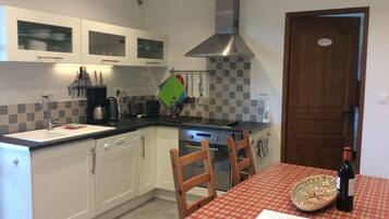 Een koelkast, een microgolfoven, een oven, een kookplaat