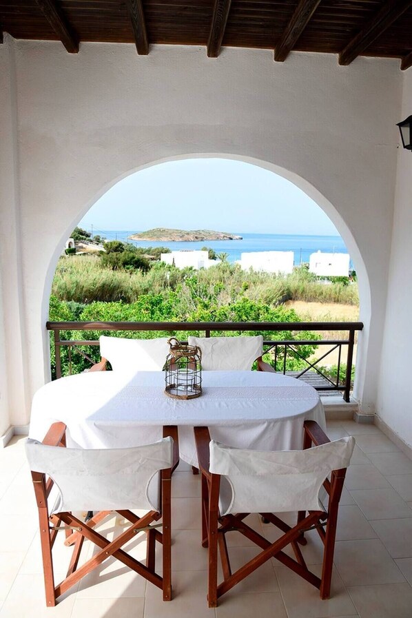 Outdoor dining - Aimilio Loula - the perfect choice for relaxing holidays in Poseidonia, Syros (Poseidonia, Syros)