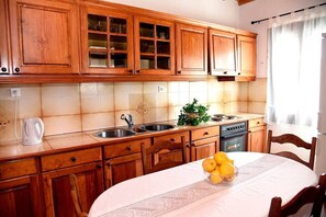 Fridge, oven, electric kettle, cookware/dishes/utensils - Aimilio Loula - the perfect choice for relaxing holidays in Poseidonia, Syros (Poseidonia, Syros)