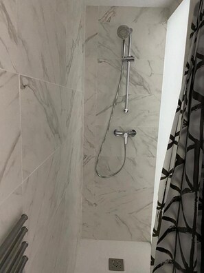 Secadora de cabello, toallas, jabón, papel de baño 