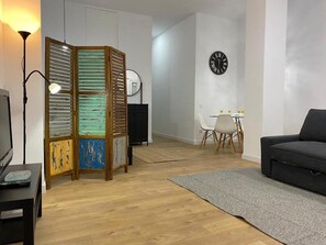 TV - Aluche Aparment A (Madrid)