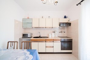 Apartment (Superior Two-Bedroom Apartment) | Private kitchen | Fridge, microwave, stovetop, dishwasher