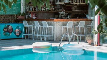 Bar junto a la alberca