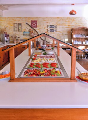 Breakfast buffet - Georgia's Garden by Omilos Hotels (Malevizi)