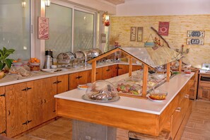Breakfast buffet - Georgia's Garden by Omilos Hotels (Malevizi)