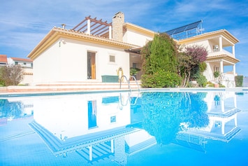 Détendez-vous au bord de la piscine à la Villa Alegre à Sesimbra. Profitez de moments de loisirs et de baignades rafraßchissantes pendant votre séjour.