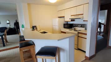 Fridge, microwave, stovetop, dishwasher