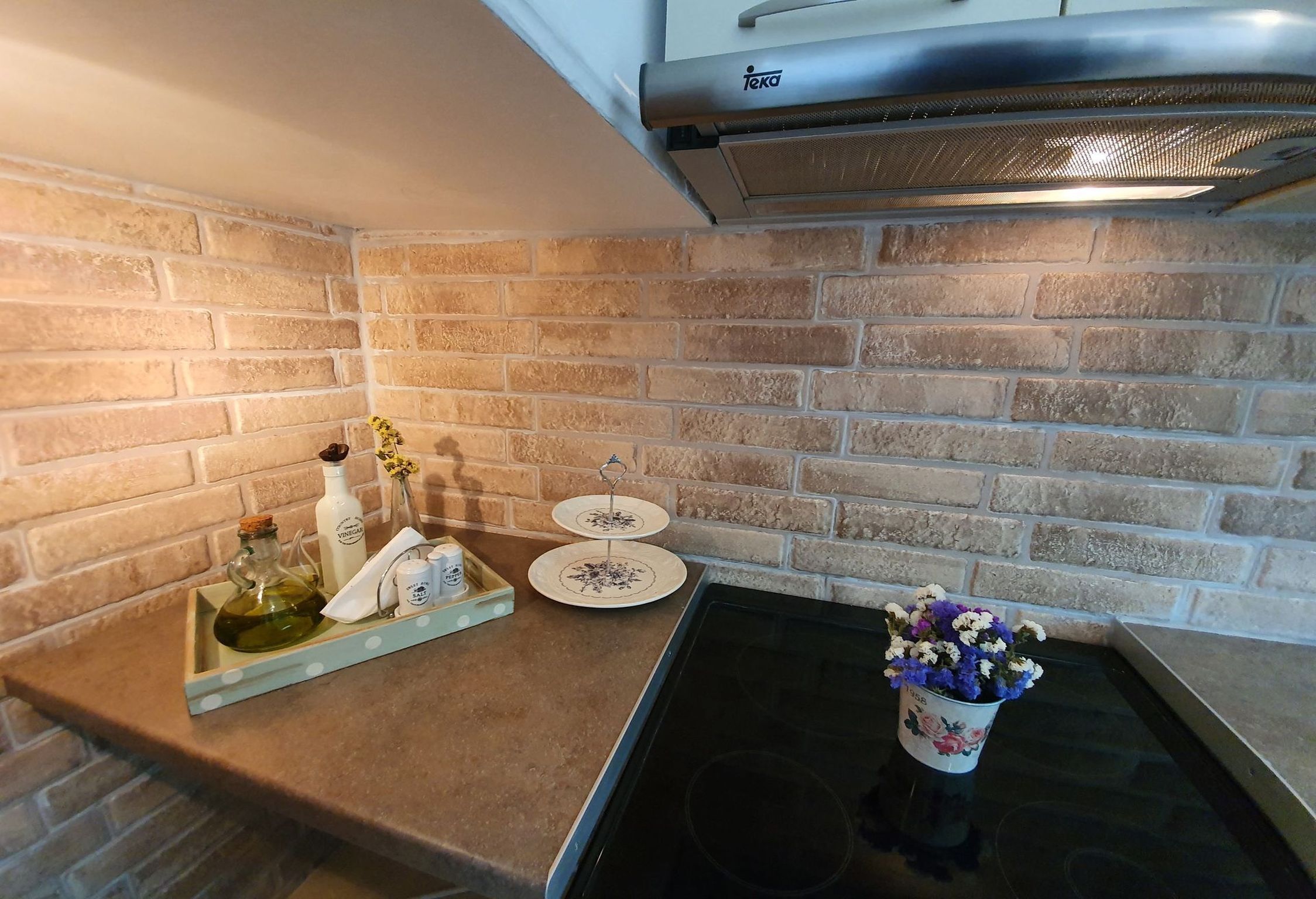 Kühlschrank, Mikrowelle, Ofen, Wasserkocher mit Kaffee-/Teezubehör