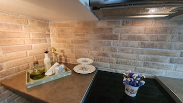 Kjøleskap, mikrobølgeovn, ovn og kaffetrakter/tekoker