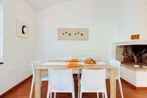 Dining - Charming "Villa Viola" close to the Beach with Sea View, Terrace & Garden (Narbolia)