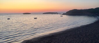 Charming "Villa Viola" close to the Beach with Sea View, Terrace & Garden