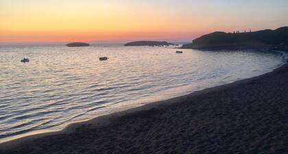 Charming "Villa Viola" close to the Beach with Sea View, Terrace & Garden