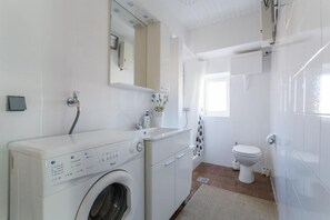 Studio (Studio Apartment with City View) | Bathroom
