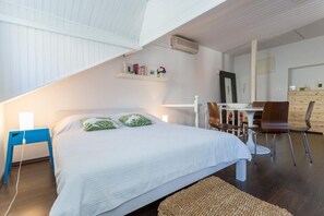 Estúdio (Studio Apartment with City View) | Ferros/tábuas de passar roupa, roupa de cama