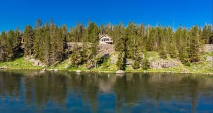 Henry's Fork Retreat, stunning river views, footpath to river, sleeps 8