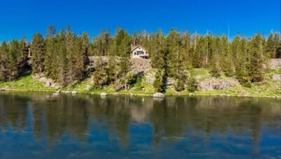 Henry's Fork Retreat, stunning river views,  footpath to river, sleeps 8
