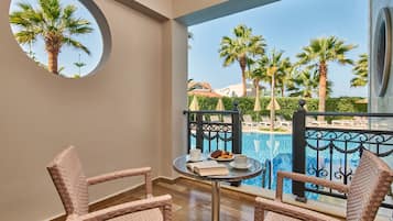 Swim Up Junior Suite with Pool View | Terrasse/Patio