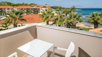 Attic Suite with Pool & Side Sea View | 客房景觀