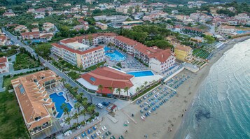 Una playa cerca, arena blanca, sillas reclinables de playa, sombrillas