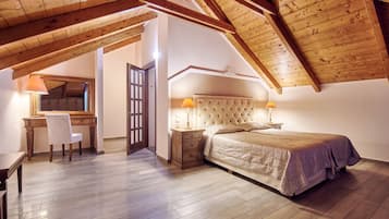 Attic Suite with Pool & Side Sea View | Χρηματοκιβώτιο στο δωμάτιο, γραφείο, κουρτίνες συσκότισης