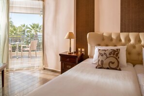 Caja de seguridad en la habitación, escritorio y cortinas blackout