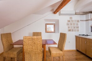 Apartment (Two Bedroom Apartment with Partial Se) | Esszimmer