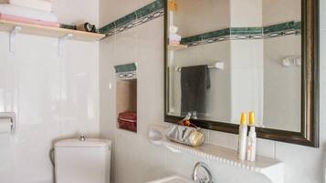 Apartment (Two Bedroom Apartment with Partial Se) | Badezimmer | Dusche, kostenlose Toilettenartikel, Haartrockner, Handtücher