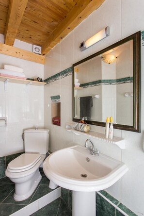 Departamento (Two Bedroom Apartment with Partial Se) | Baño | Regadera, amenidades de baño gratuitas, secadora de cabello, toallas 