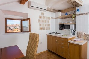 Apartment (Two Bedroom Apartment with Partial Se) | Eigene Kochnische | Kühlschrank, Mikrowelle, Herdplatte, Wasserkocher