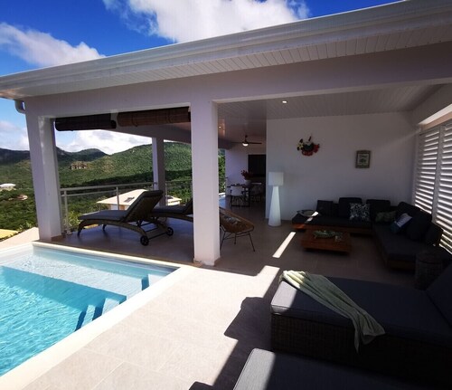 Poolside relaxation at villa Lylo caraibes