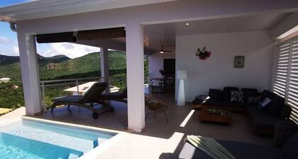 Poolside relaxation at villa Lylo caraibes